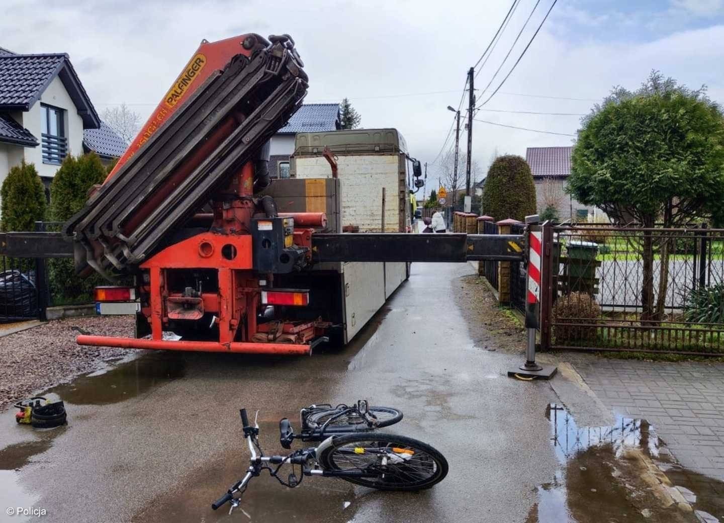 Seniorka na rowerze uderzyła w ciężarówkę