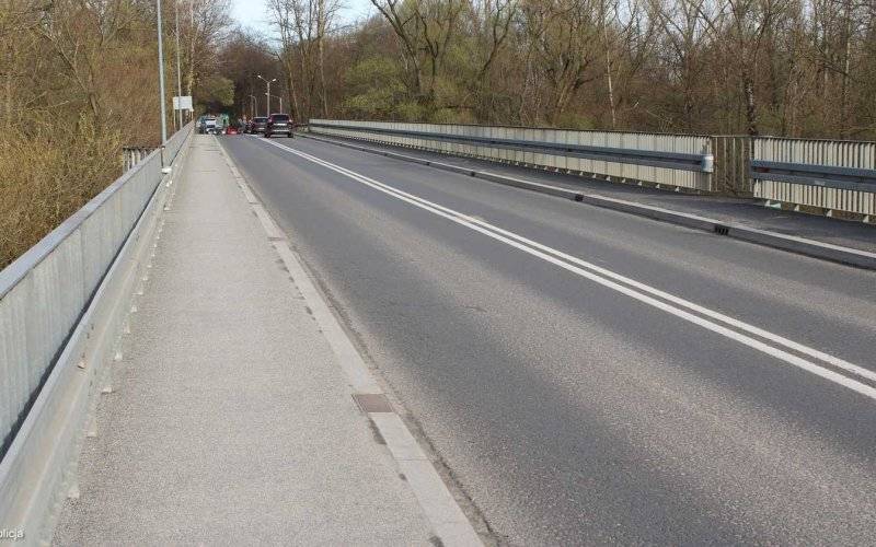 Samochód osobowy potrącił rowerzystę na moście w Kętach
