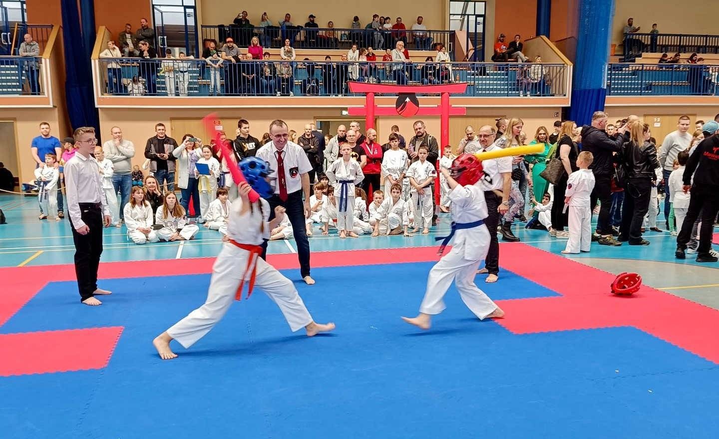 Osiem krążków młodych karateków z Brzeszcz – FOTO