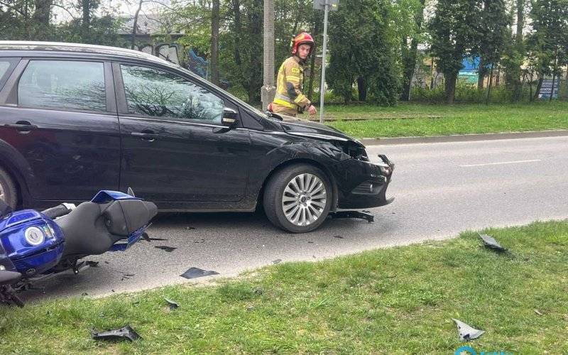 Zderzenie samochodu z motocyklem. Kierowca jednośladu w szpitalu – FILM, FOTO