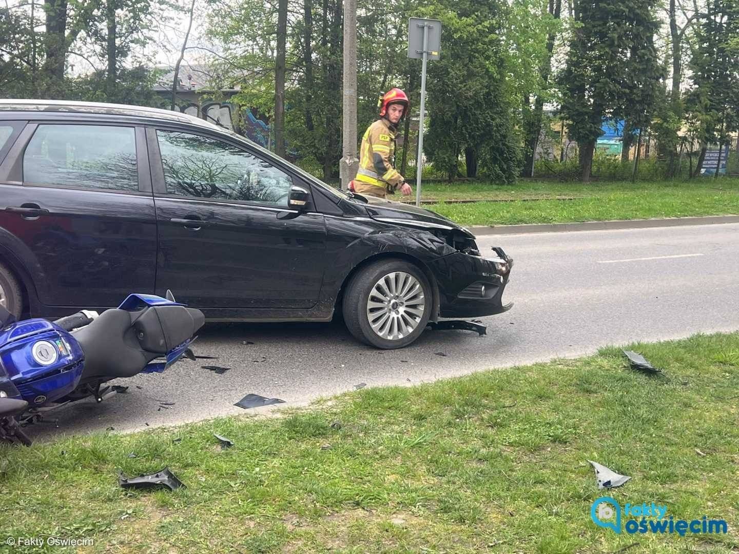 Zderzenie samochodu z motocyklem. Kierowca jednośladu w szpitalu – FILM, FOTO