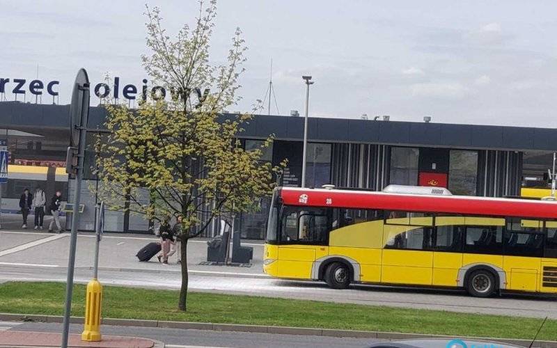 Zapalił się autobus. Kierowca ewakuował pasażerów – FOTO