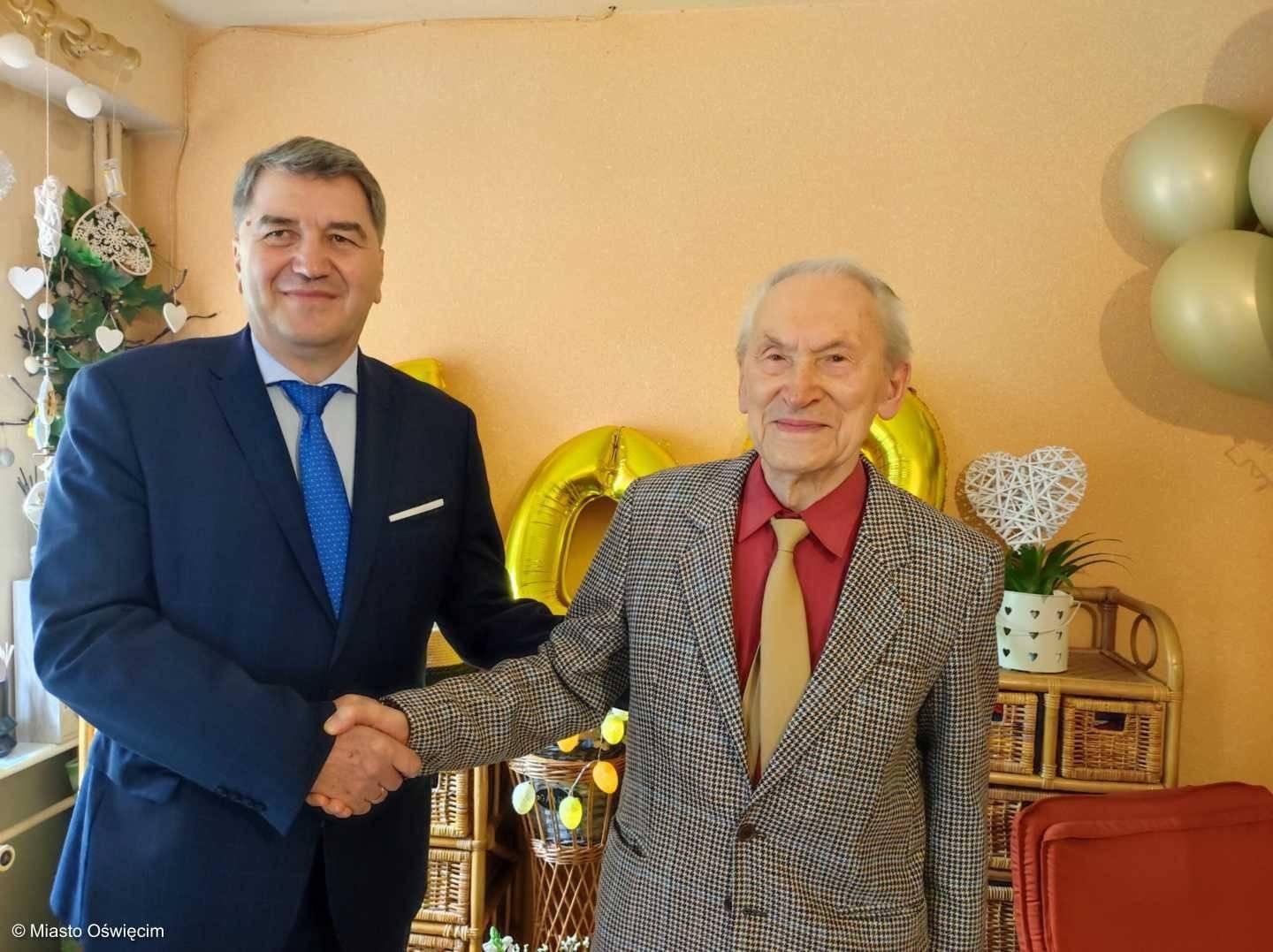 Stuletni miłośnik pływania chętnie korzysta z emotikonek – FOTO