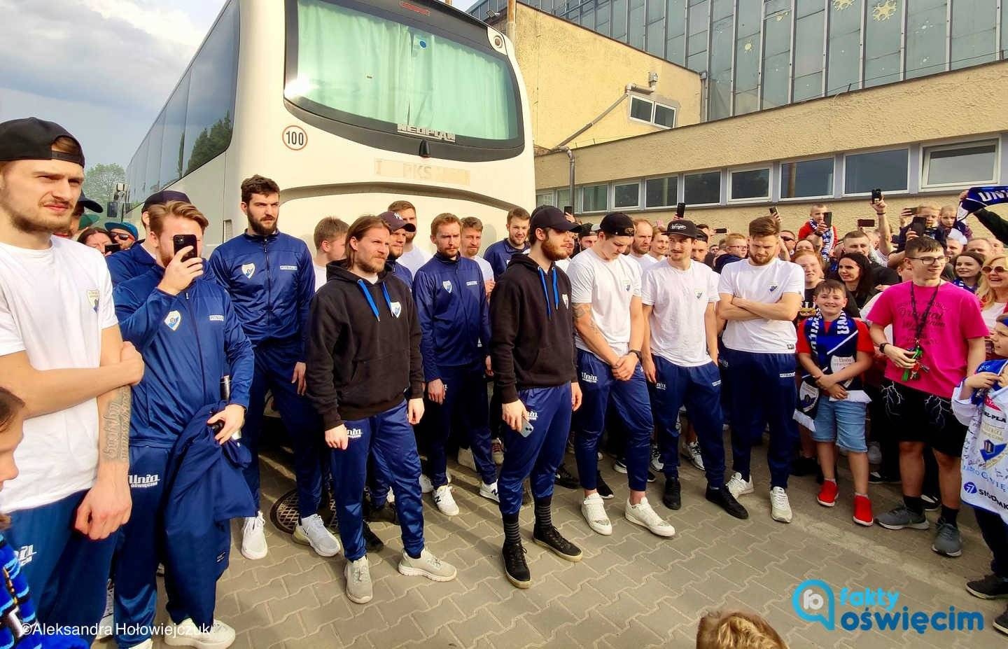 Przyszli do hokeistów, by dodać sił przed decydującym meczem – FILM, FOTO