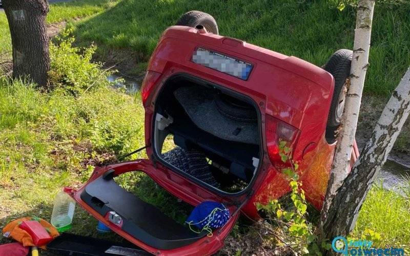 Suzuki dachowało na łuku drogi – FOTO