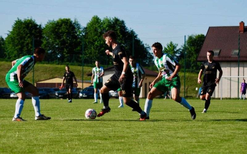 Wyjazdowe zwycięstwa Brzeziny i Rajska. Derby dla Bobrka