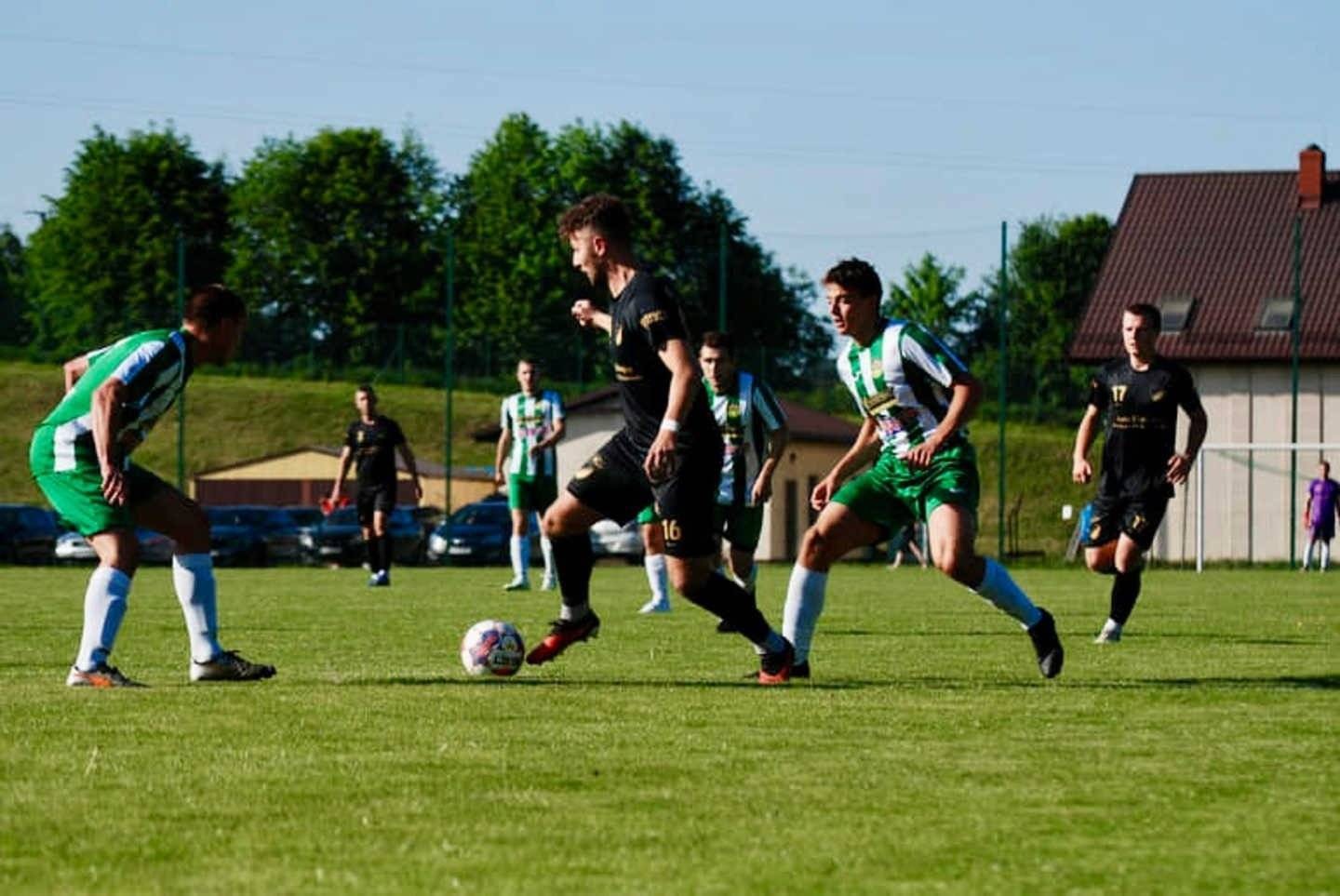 Wyjazdowe zwycięstwa Brzeziny i Rajska. Derby dla Bobrka