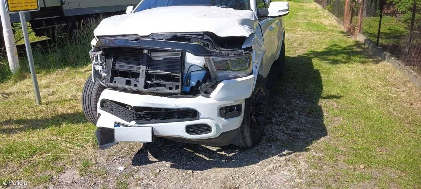 W Bulowicach samochód wjechał przed pociąg pasażerski – FOTO