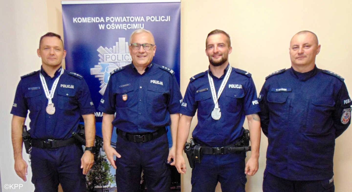 Dzielnicowi po godzinach pracy zdobywają medale w brazylijskiego ju jitsu