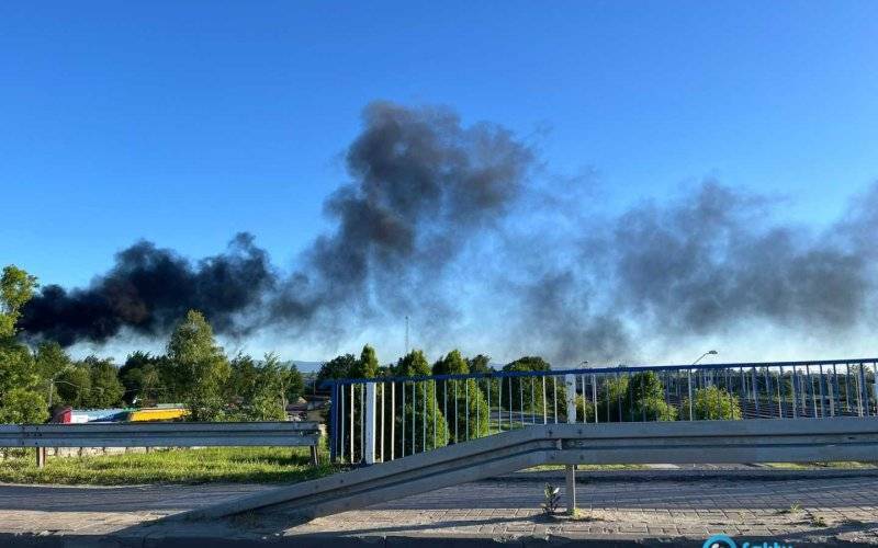 Czarny gęsty dym nad Oświęcimiem. Straż pożarna w akcji – FOTO