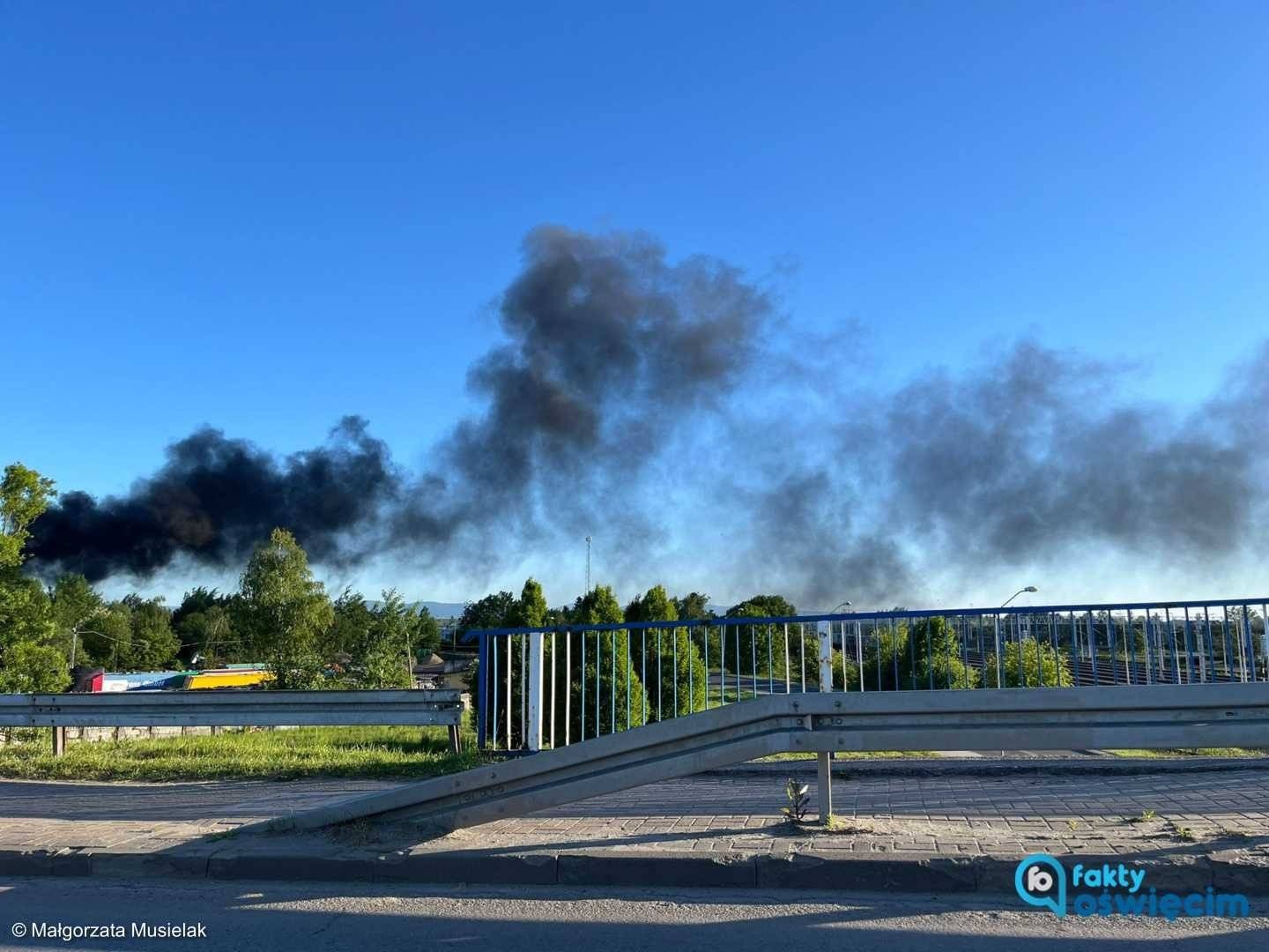 Czarny gęsty dym nad Oświęcimiem. Straż pożarna w akcji – FOTO