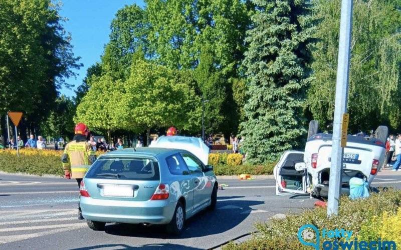 Dachowanie na niebezpiecznym skrzyżowaniu – FOTO