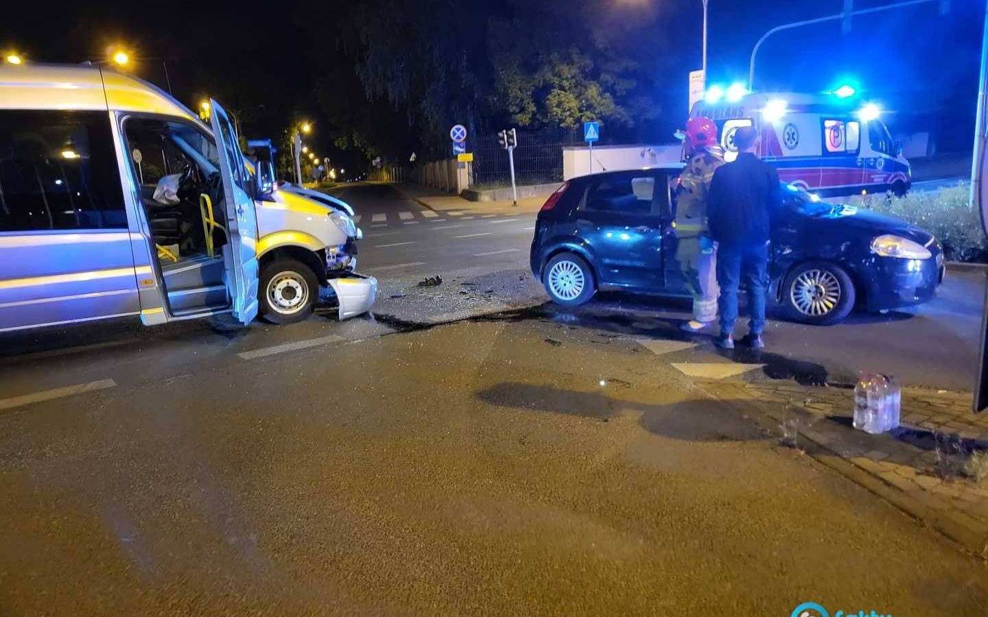 Pijany kierowca osobówki uderzył w busa