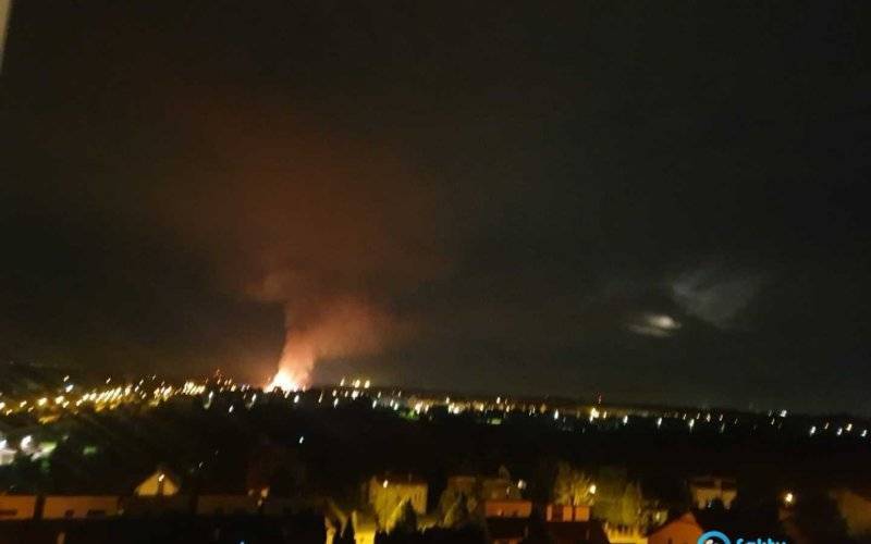 Nocny pożar trzcin na stawie hodowlanym – FOTO