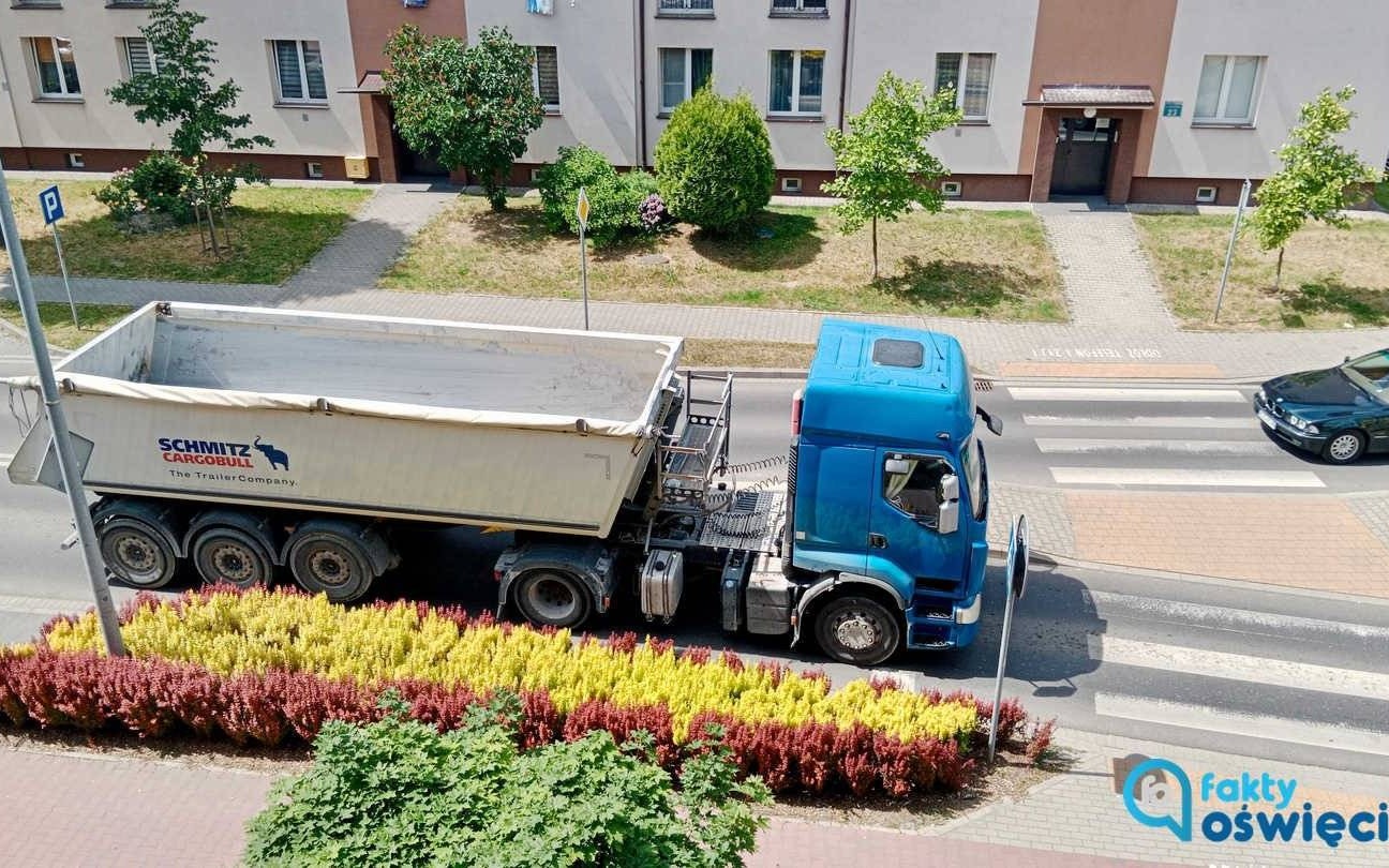 Ciężarówki niszczą osiedlowe ulice w Oświęcimiu – FILM, FOTO