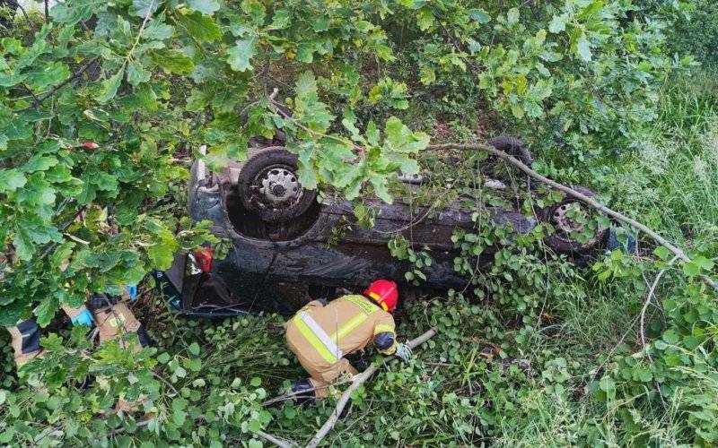 Dachowanie młodego kierowcy. Wiózł cztery osoby – FOTO