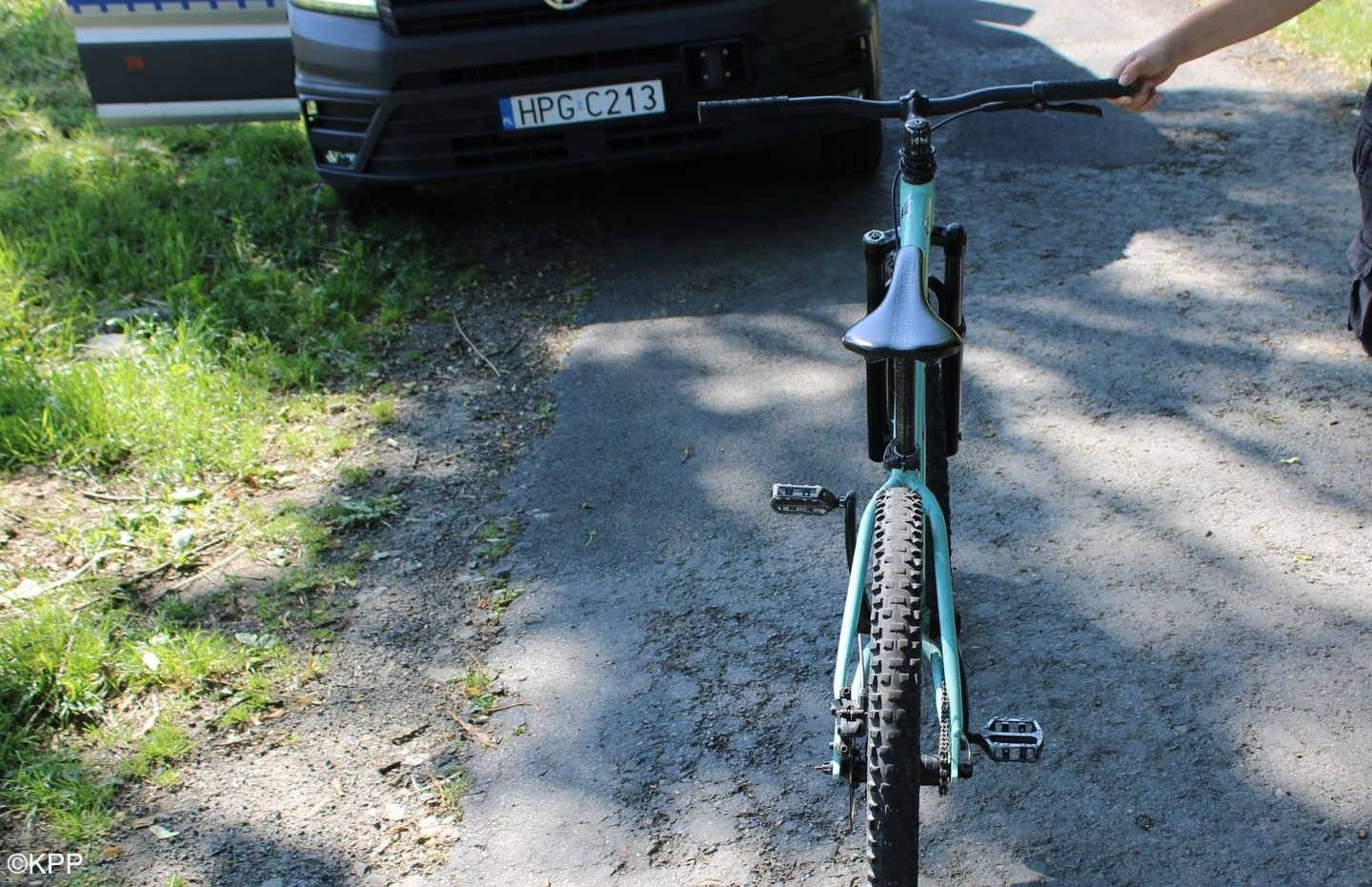 Holował kolegę na hulajnodze elektrycznej. Ma poważne obrażenia