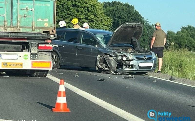 Zderzenie ciężarówki z osobówką na drodze krajowej – FOTO