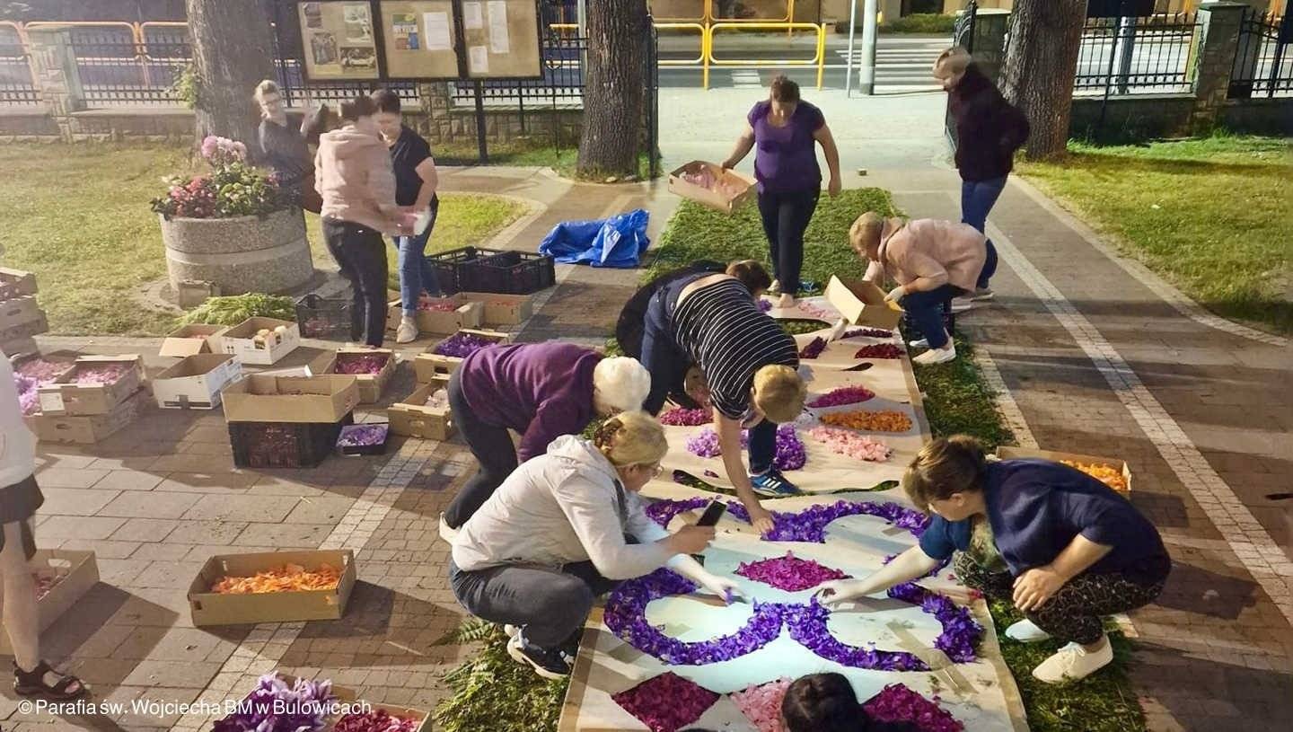 Stworzyli niezwykły kwiatowy dywan – FOTO