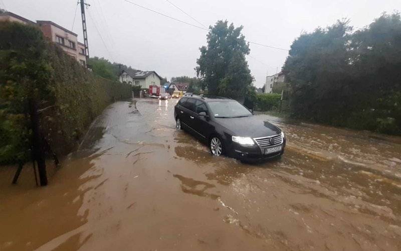 Intensywny deszcz w powiecie. Ulice Kęt pod wodą – FOTO