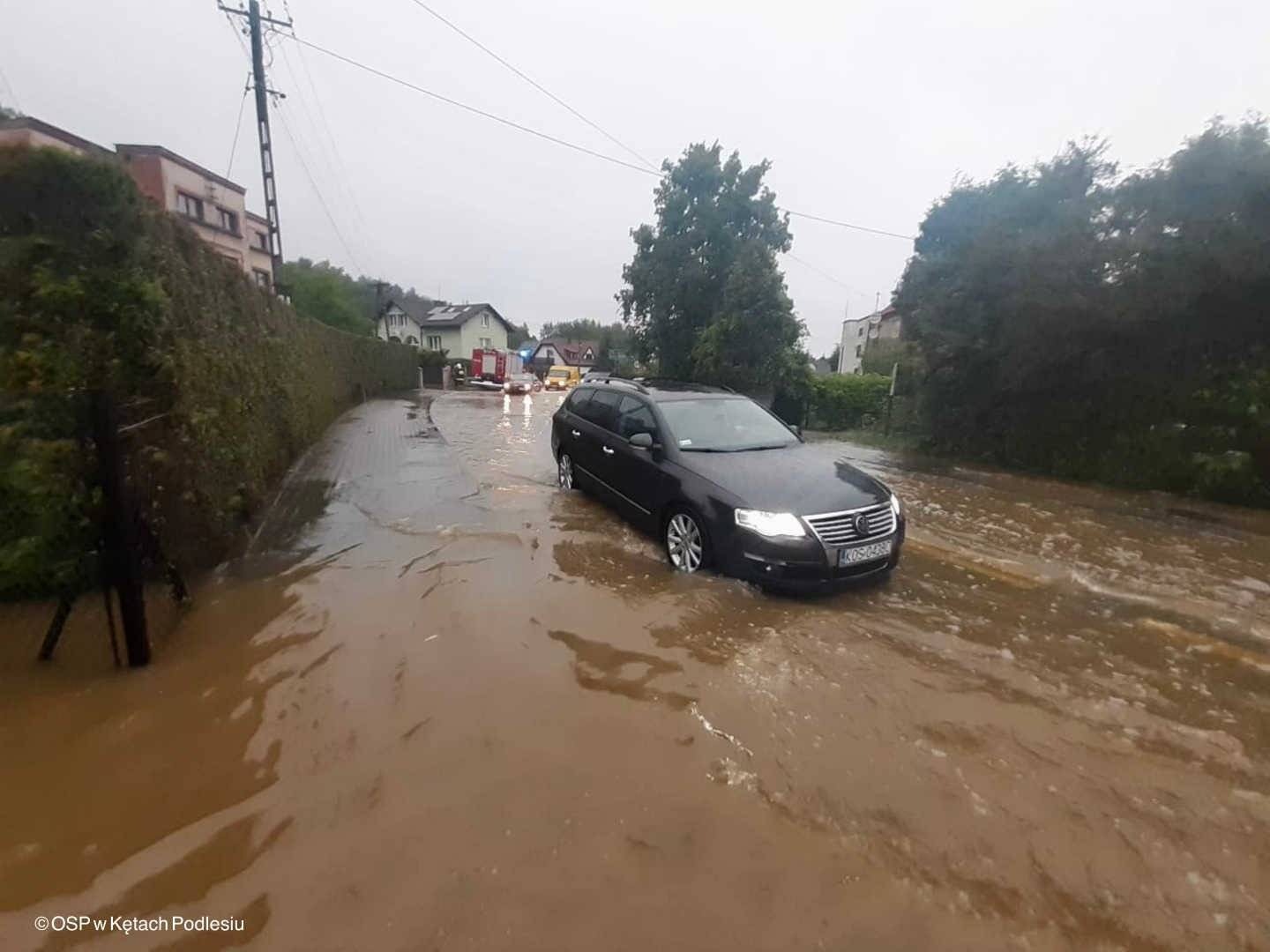 Intensywny deszcz w powiecie. Ulice Kęt pod wodą – FOTO