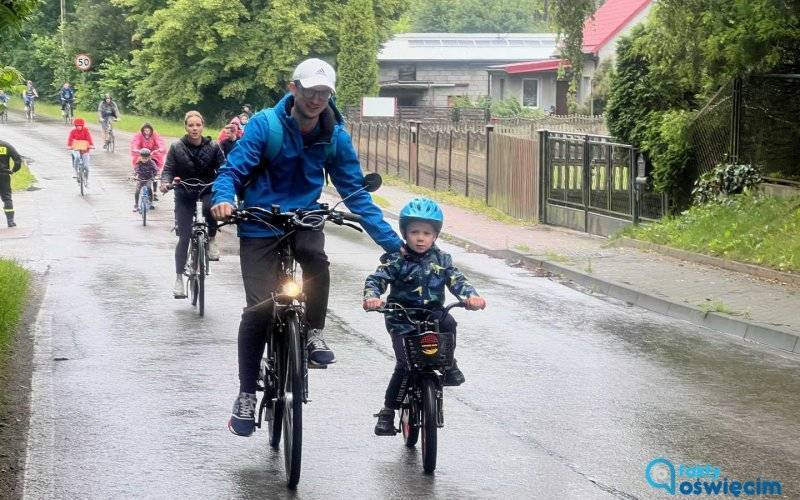 Mimo deszczu, rajd rowerowy przyciągnął setki uczestników – FOTO