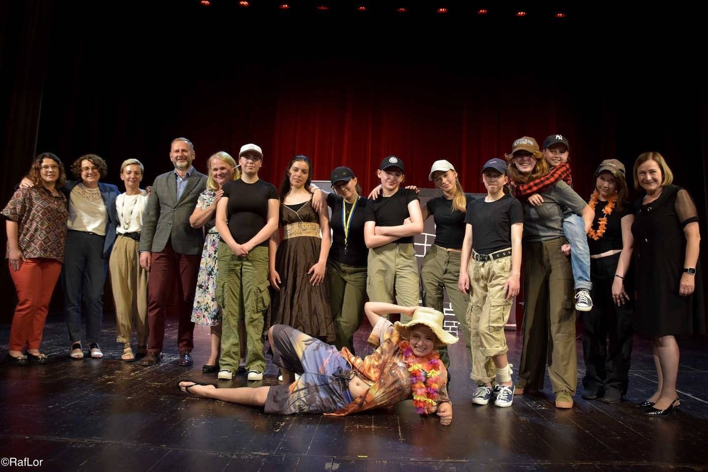 Młodzi aktorzy na scenie, nagrody dla laureatów konkursu „As” – FOTO