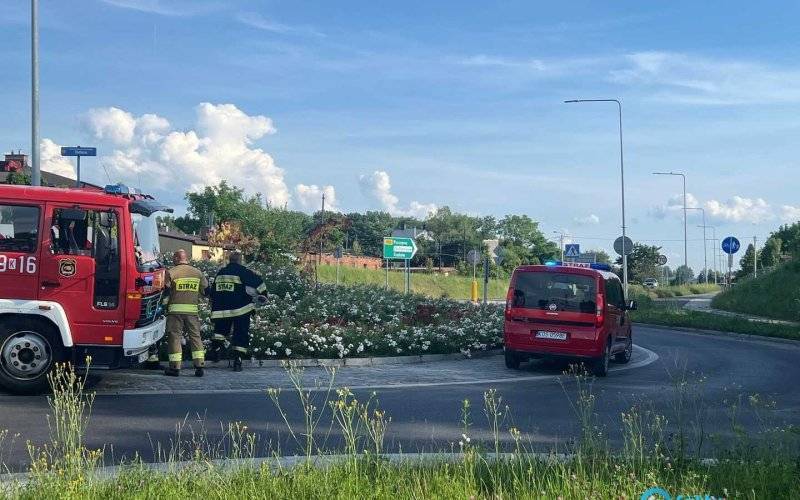 Granulat polimerowy wysypał się na drogę – FOTO