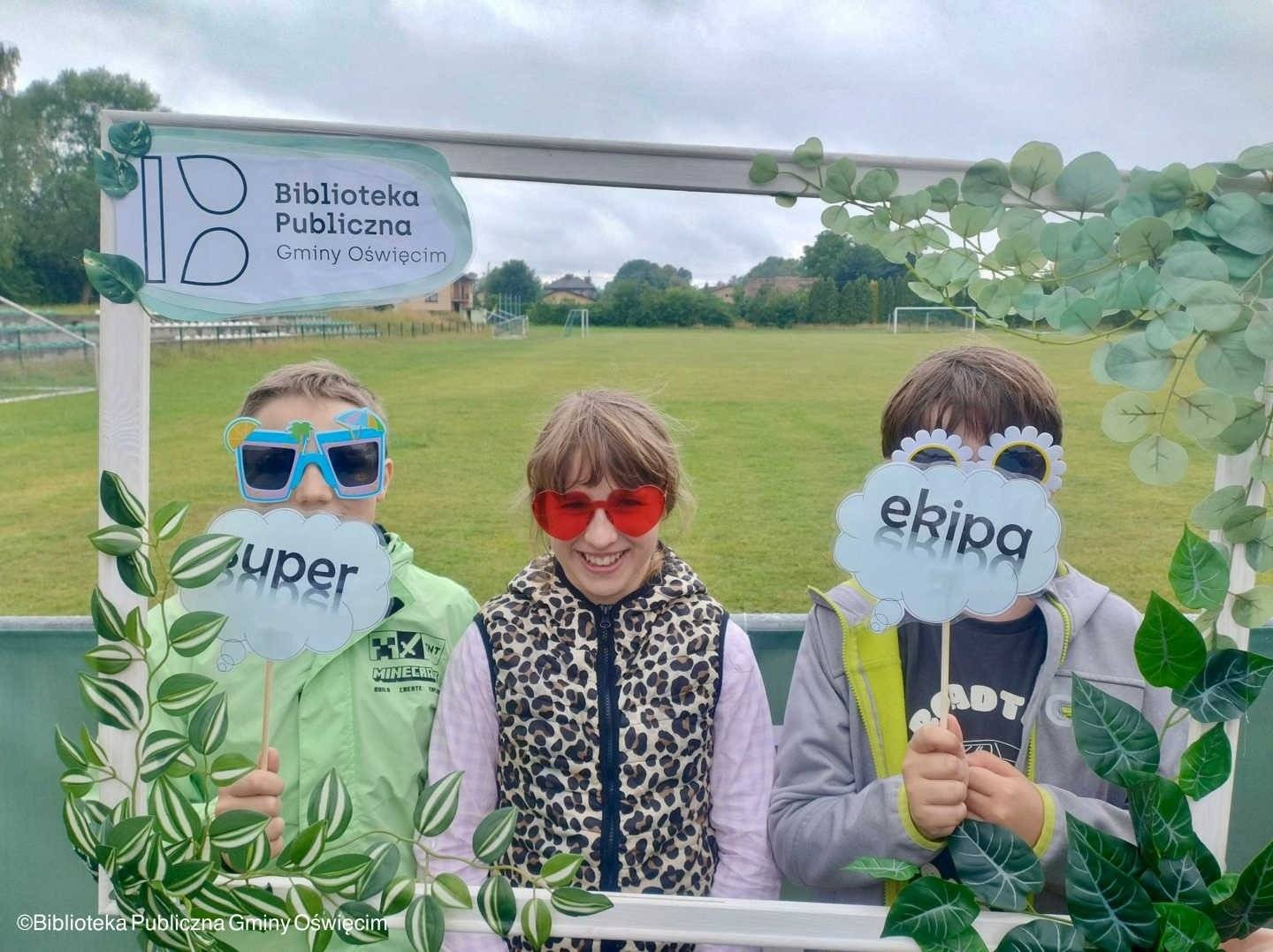 Tłumy na pikniku w Brzezince. Książki, występy i wspólna zabawa – FILM, FOTO