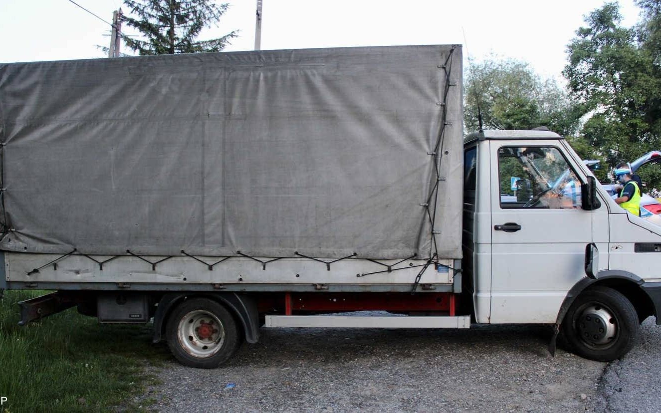 Kierowca dostawczego iveco potrącił 14-letnią pieszą – FOTO