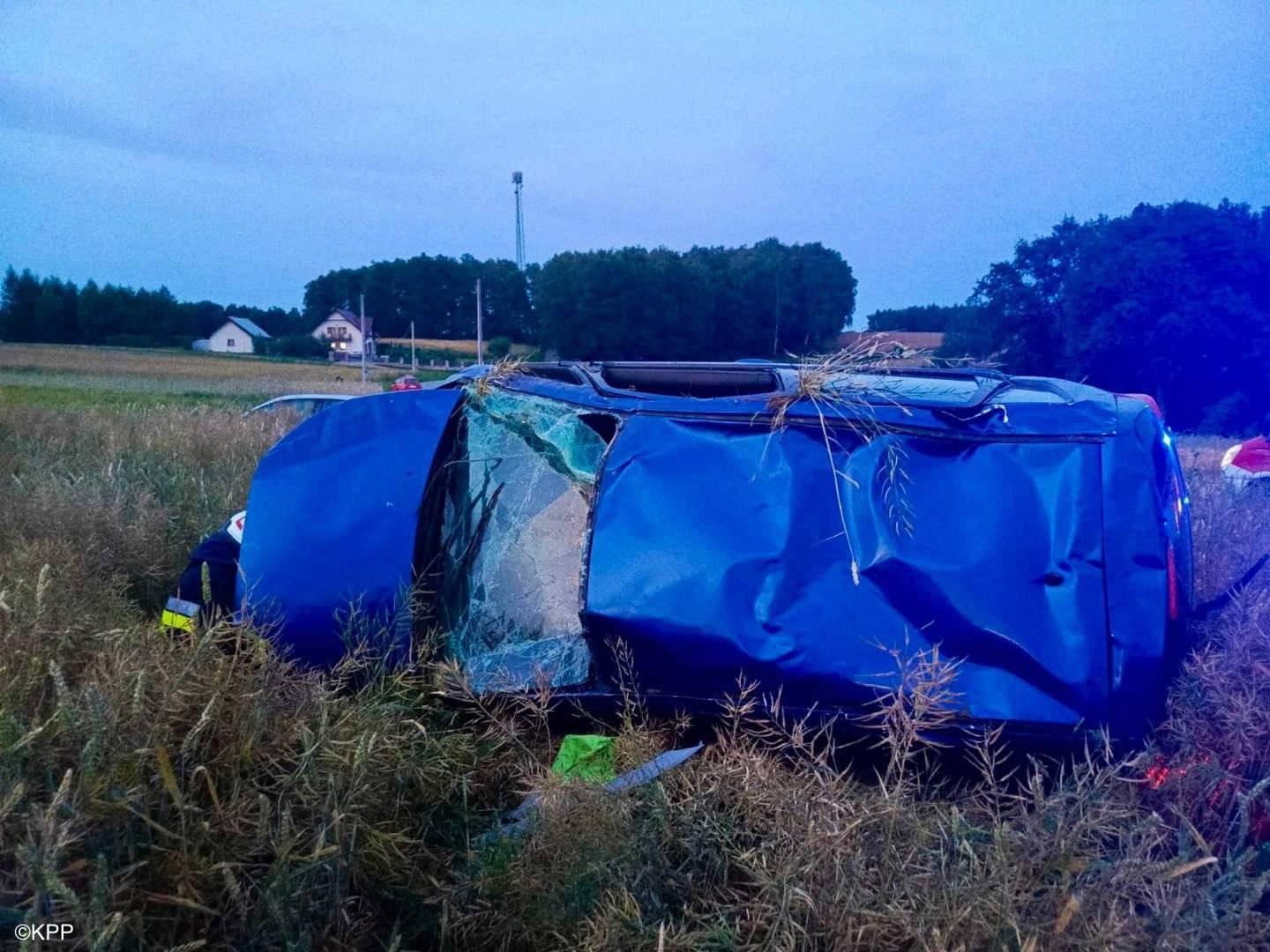 Dachowanie samochodu w Grojcu: kierowca w ciężkim stanie