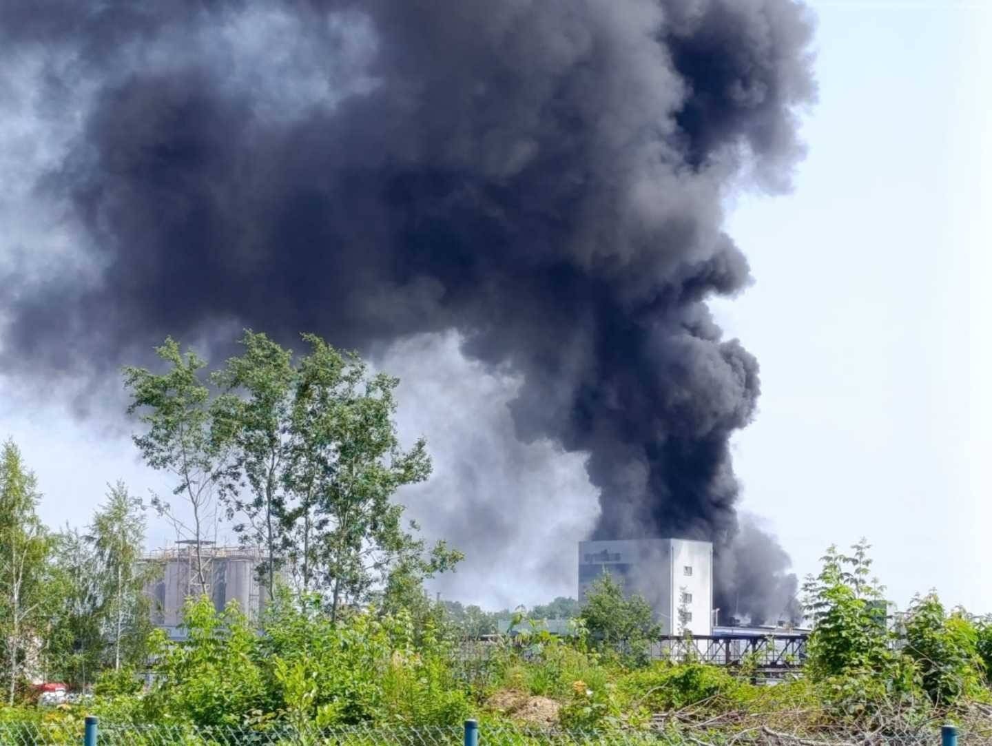 Słup czarnego dymu nad terenem Synthosu w Oświęcimiu – FILM, FOTO