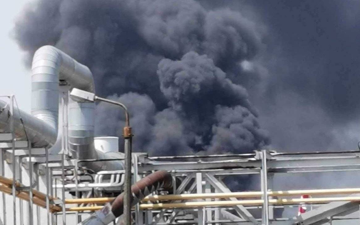 W Synthosie paliła się hala. Jedna osoba poszkodowana -FILM, FOTO