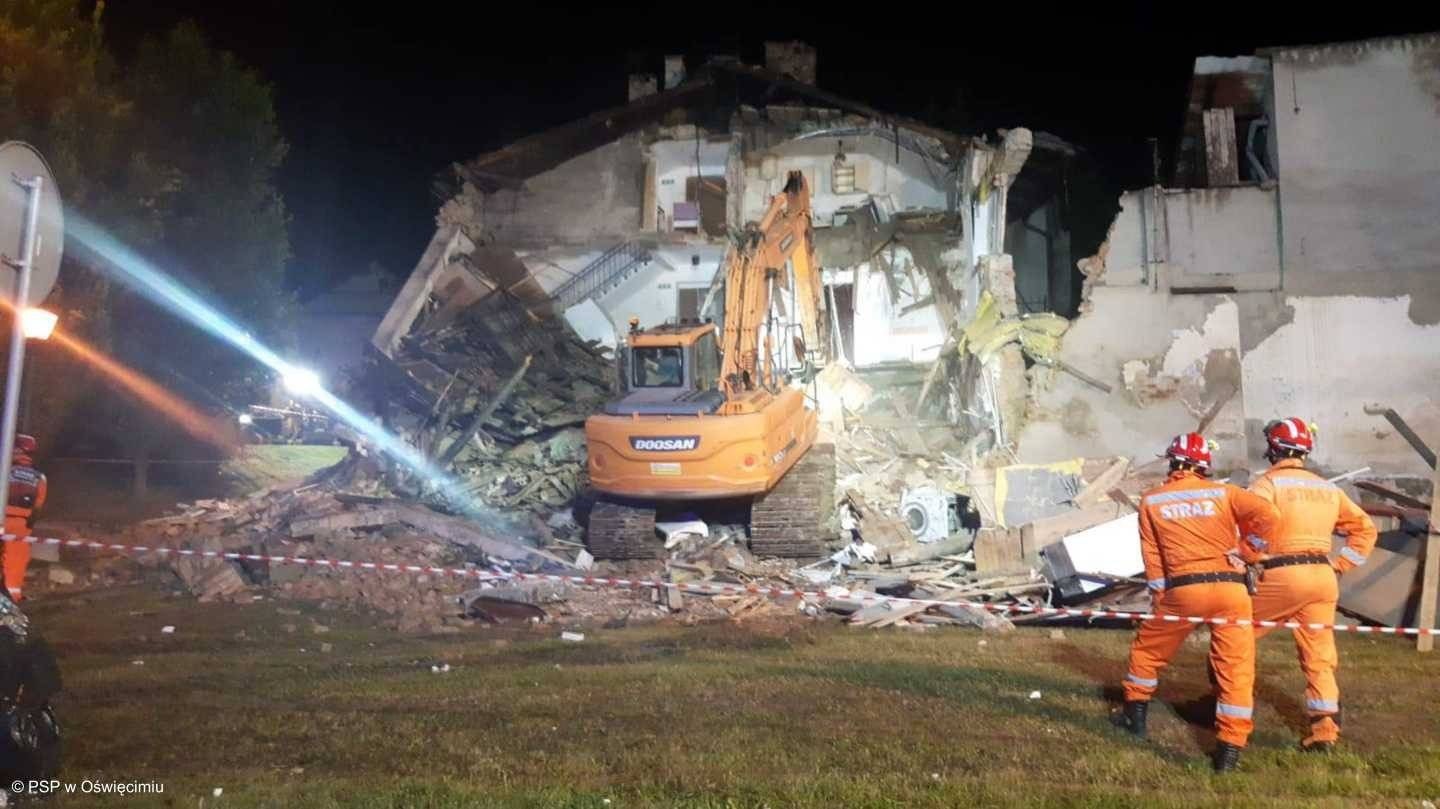Przy zawalonej kamienicy pracowało ponad sto osób