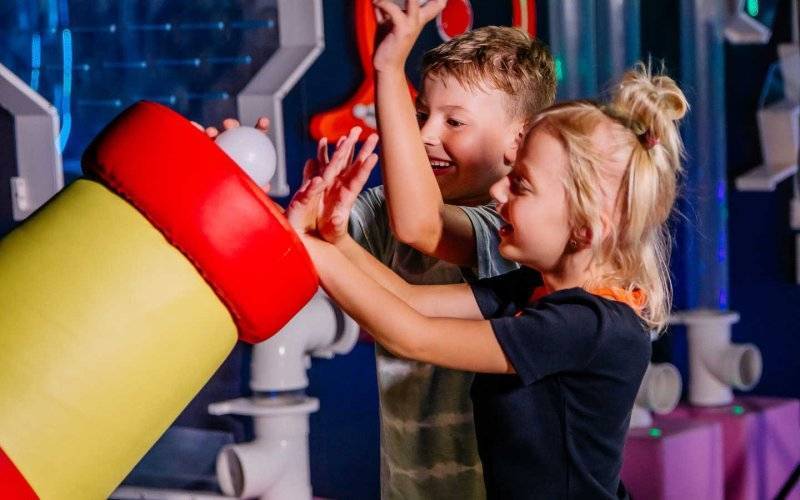 Poznaj 3 sposoby na spędzenie czasu z dziećmi w upał i obudź ich wyobraźnię