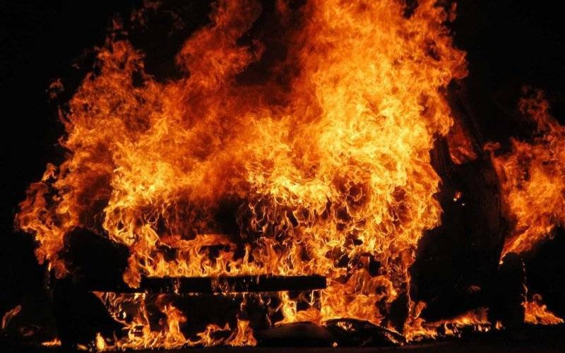 Nocny pożar samochodu w Grojcu