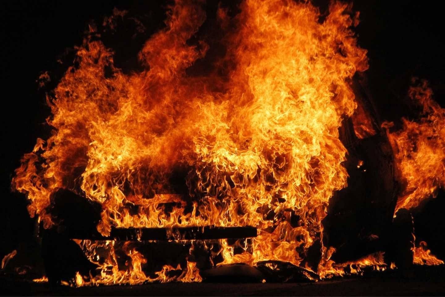 Nocny pożar samochodu w Grojcu