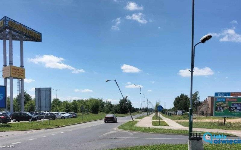 Przechylona latarnia dzięki mieszkańcom przestała straszyć