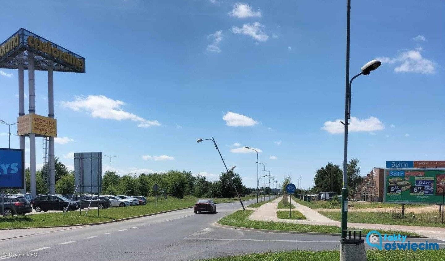 Przechylona latarnia dzięki mieszkańcom przestała straszyć