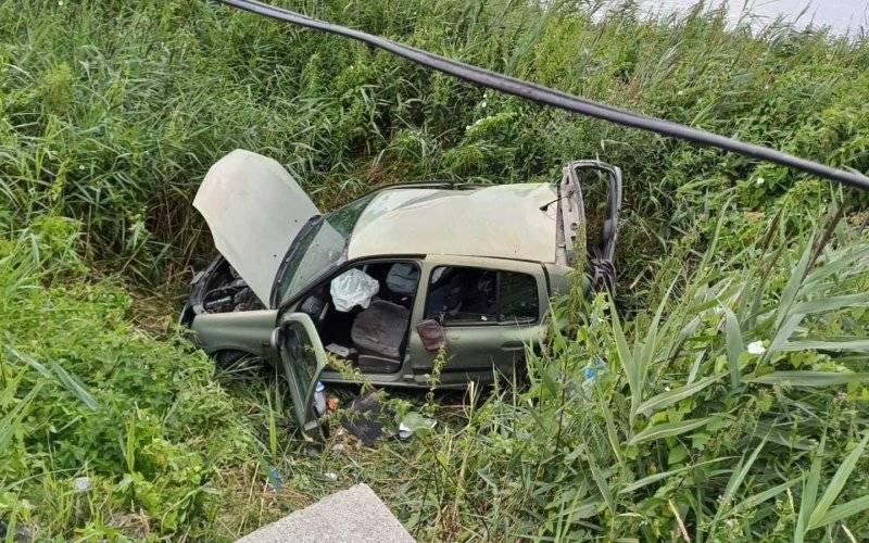 Naćpany 28-latek uciekał samochodem przed policją i dachował – FOTO