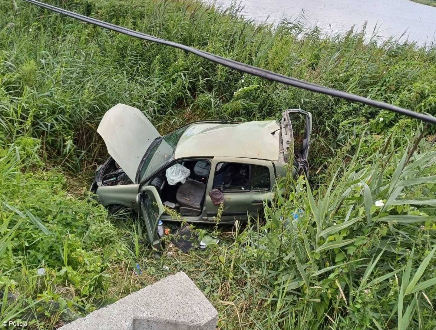 Naćpany 28-latek uciekał samochodem przed policją i dachował – FOTO