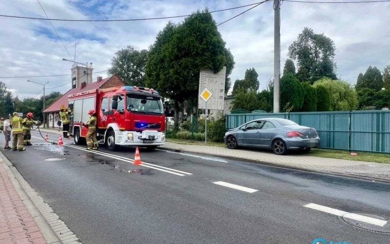 Samochód zapalił się na ulicy w środku miasta – FILM, FOTO