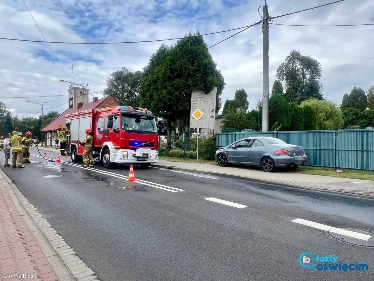 Samochód zapalił się na ulicy w środku miasta – FILM, FOTO