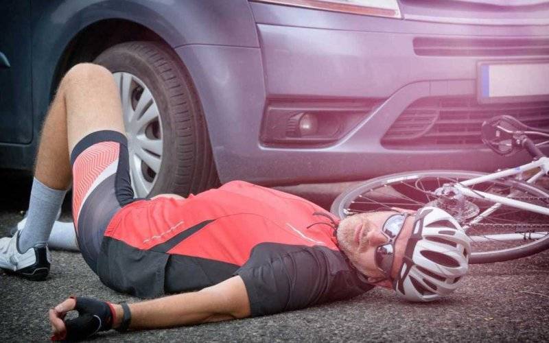 Dostawczakiem potrącił rowerzystę na drodze krajowej