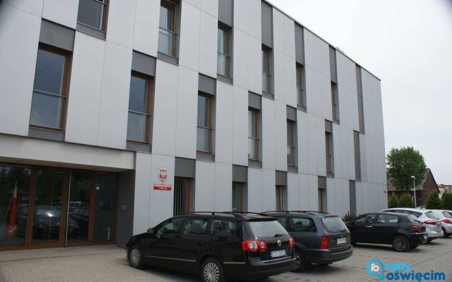 Martwa kobieta w fotelu pasażera w zaparkowanym samochodzie