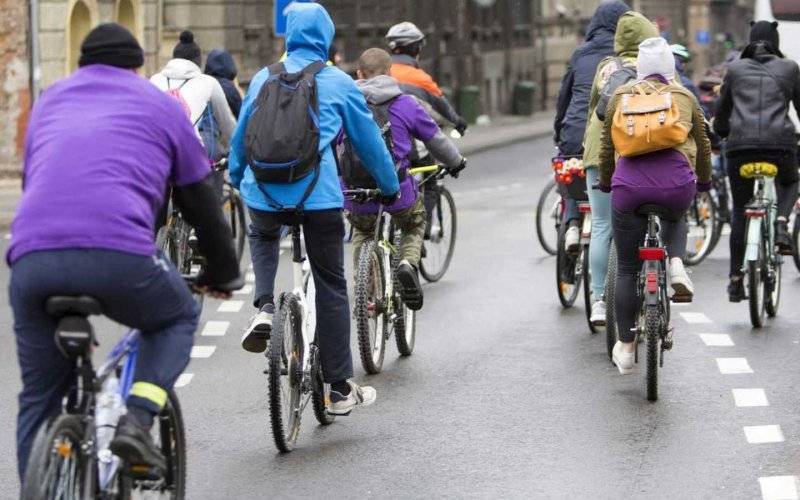 Rowerzyści po płynie na porost skrzydeł