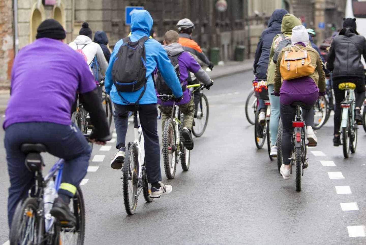 Rowerzyści po płynie na porost skrzydeł