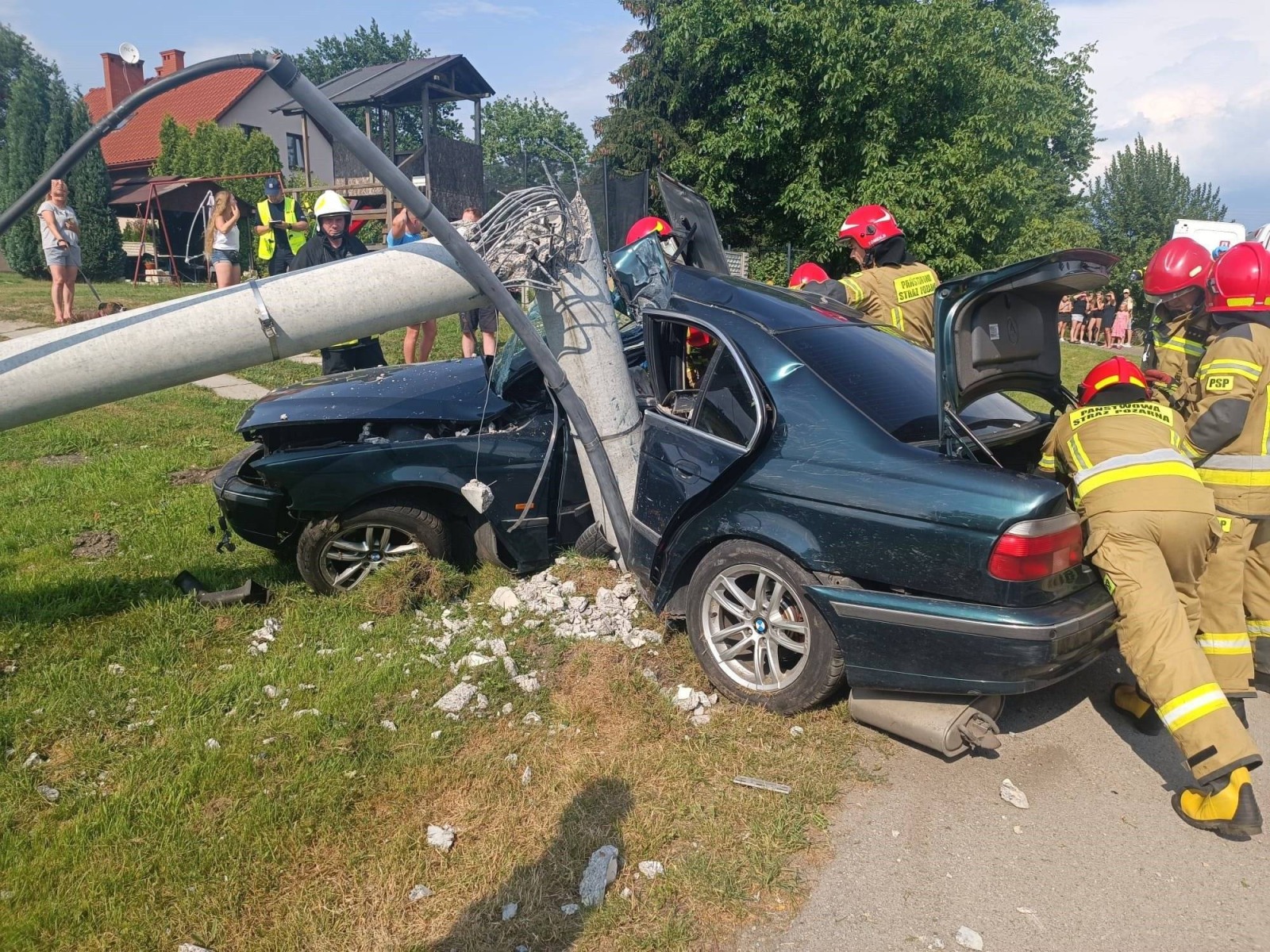 26-latek wypadł z jezdni i uderzył w słup elektryczny – FOTO