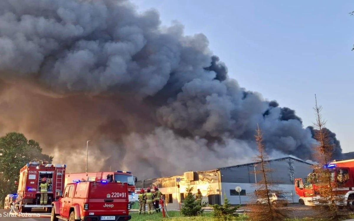 Pożar zakładu produkcyjnego w Malcu „złapany” – FILM