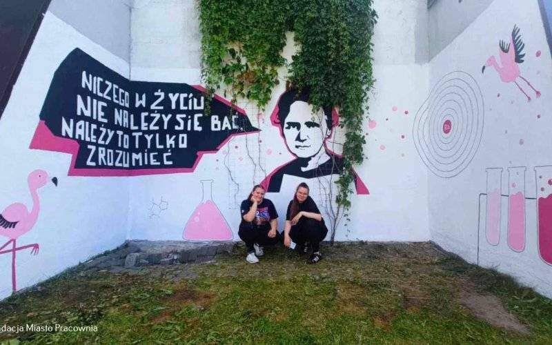 Nowy mural w Oświęcimiu: Maria Skłodowska-Curie w różowych barwach